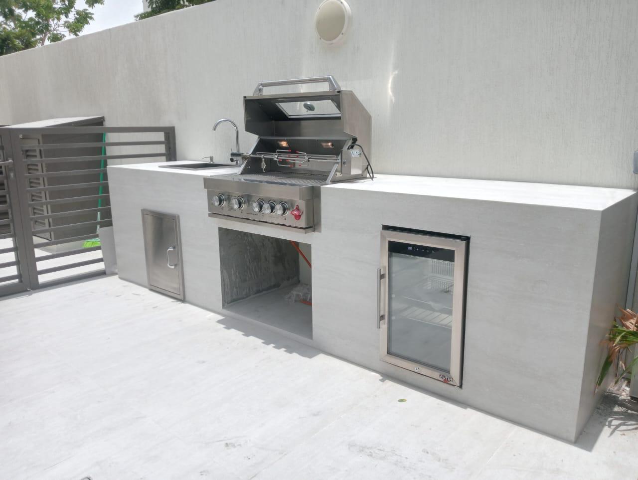 White Finish Outdoor Kitchen with Grill
