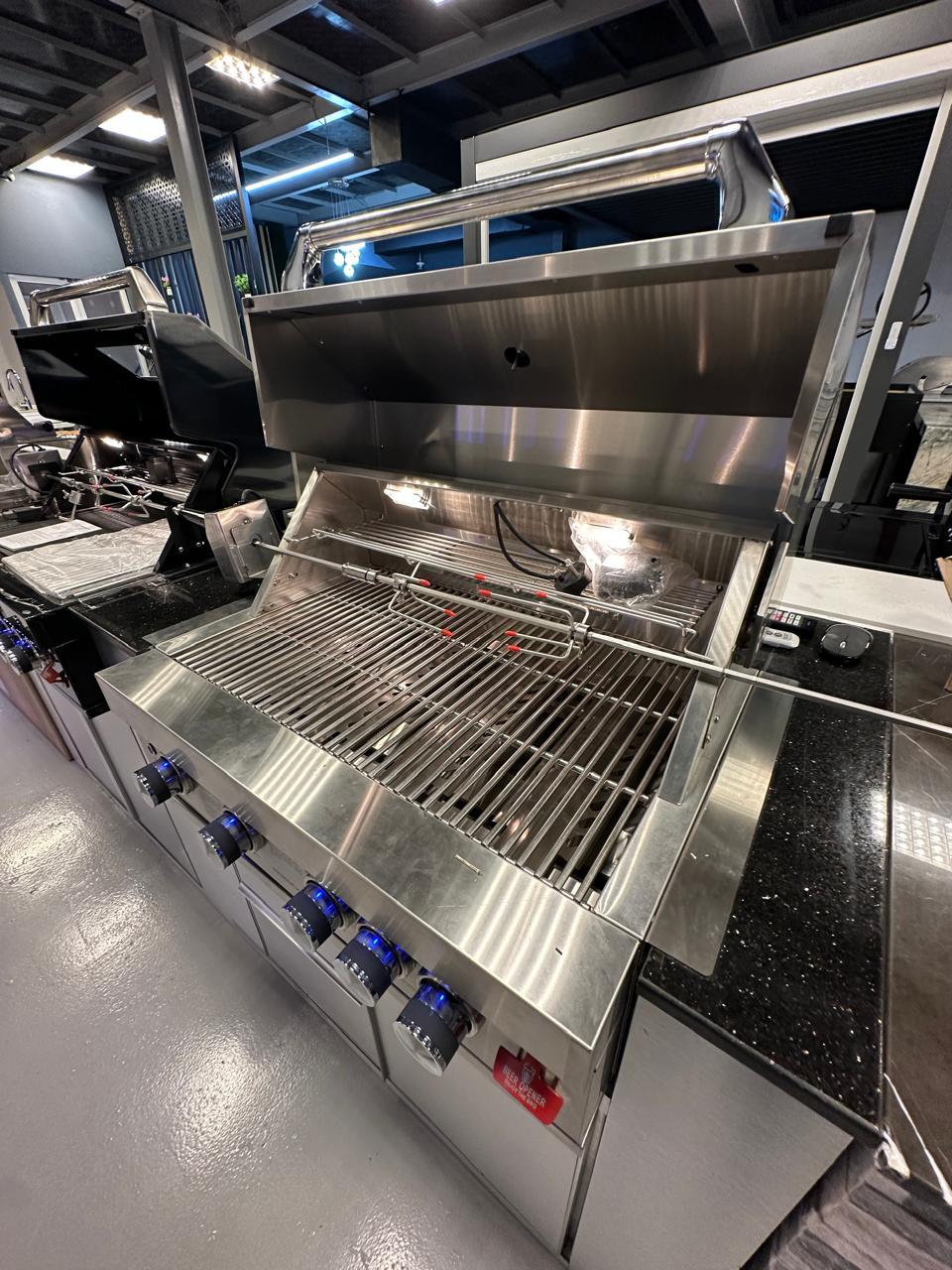 Diorr 4 Burner Grill with Side Burner Open View